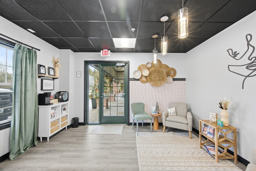 More Photos Of 80 Stonington Rd, Mystic Unknown For Lease
