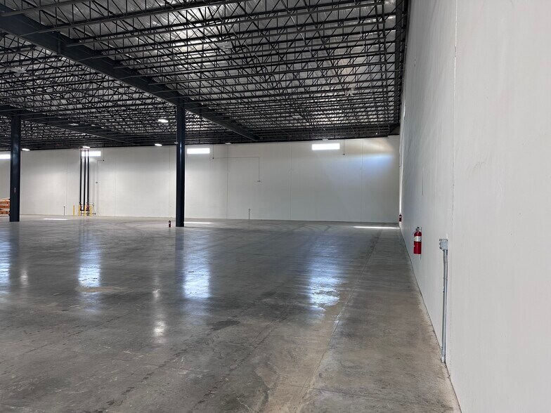 More Photos Of 19926 Kraus Lp, Laredo Distribution For Sale