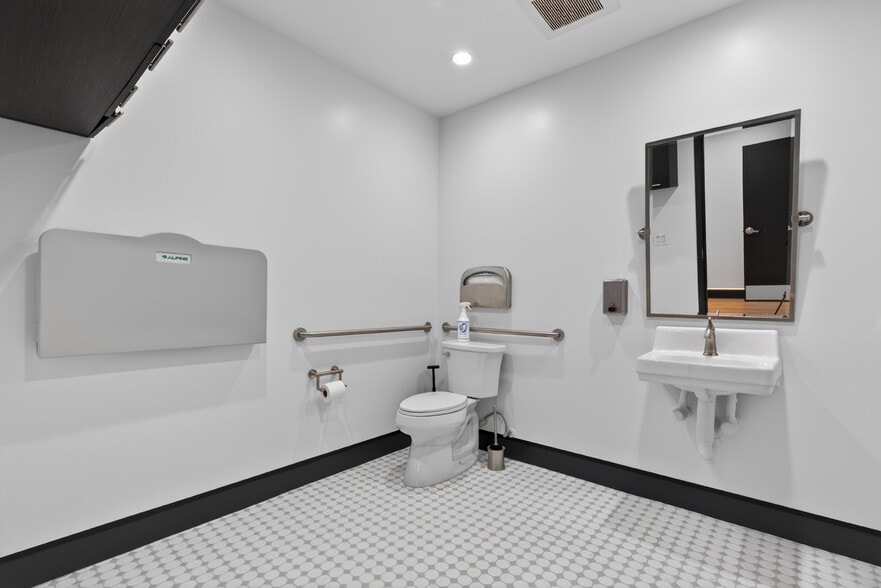 More Photos Of 703 S Main St, Burbank Showroom For Sale
