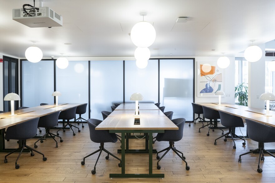 More Photos Of 555 W 5th St, Los Angeles Office For Lease