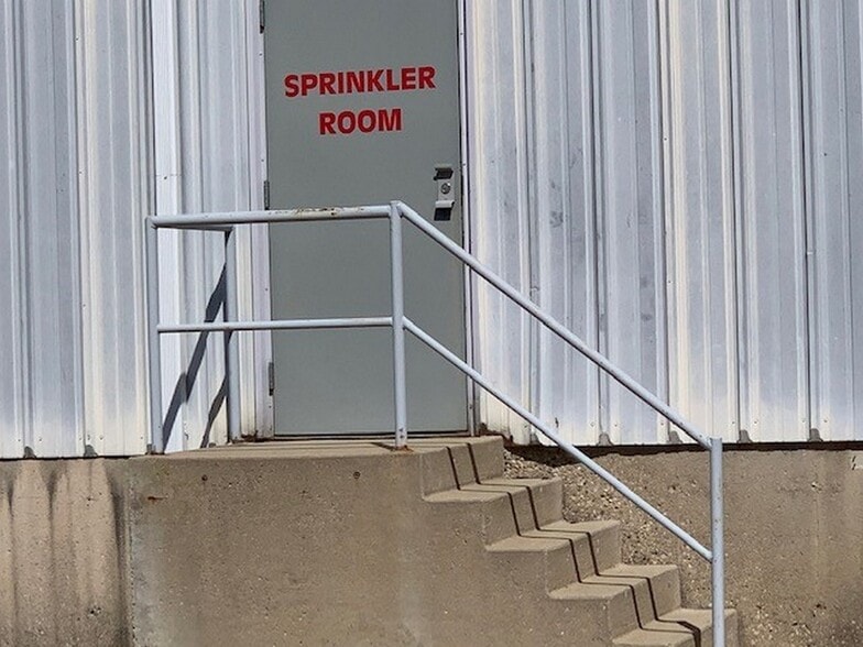 More Photos Of 1150 McConnell Rd, Woodstock Warehouse For Lease