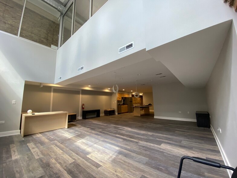 More Photos Of 687-689 N Milwaukee Ave, Chicago Apartments For Lease