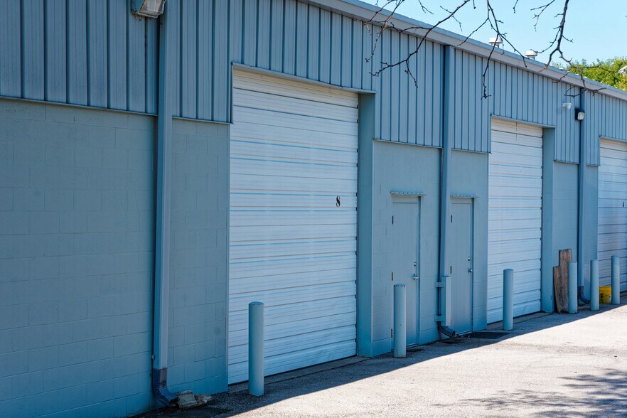 More Photos Of 8003 Vinecrest Ave, Louisville Light Manufacturing For Lease