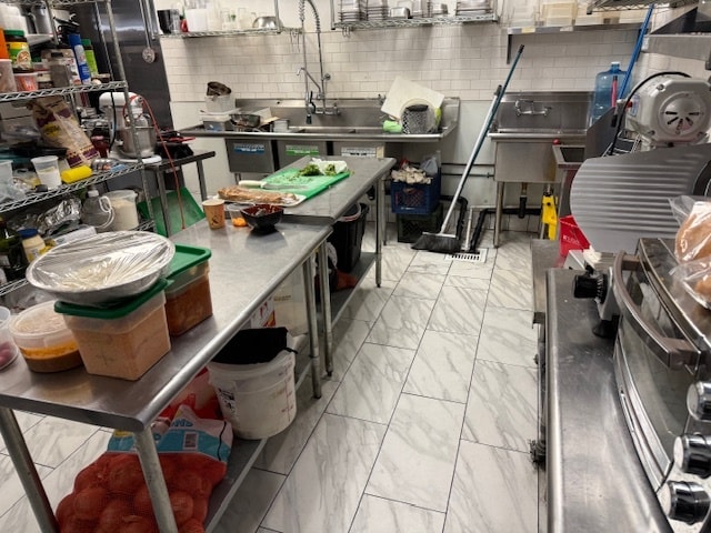 More Photos Of 6740 Reseda Blvd, Reseda Storefront For Lease