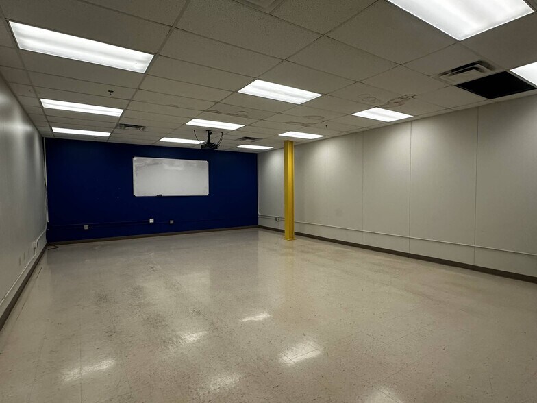 More Photos Of 400-500 Grand Ave, Joplin Office For Lease