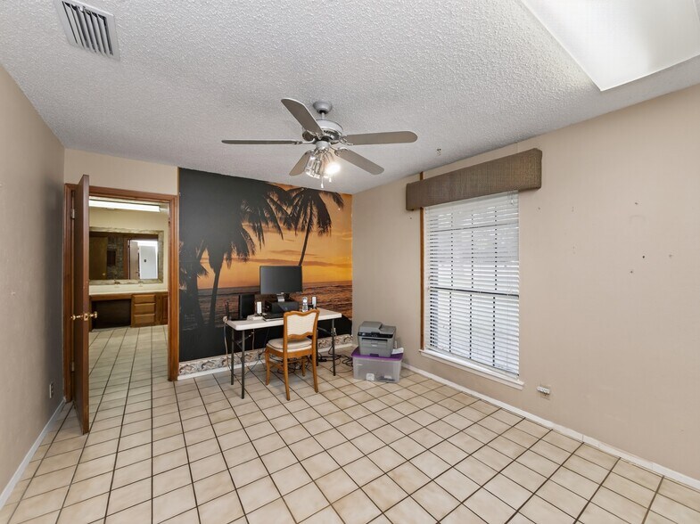 More Photos Of 1702 Lone Oak Dr, Leander Flex For Sale