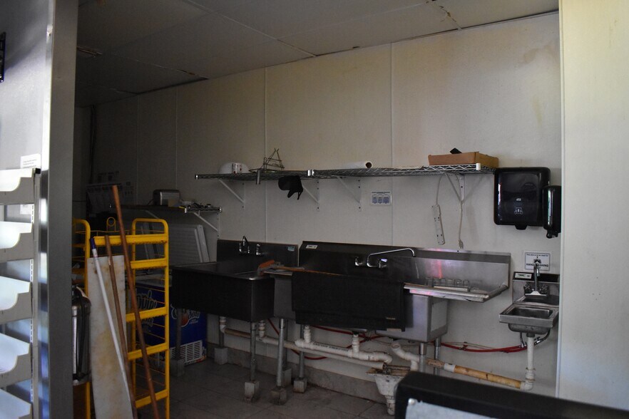 More Photos Of 116 S Arkansas Ave, Bloomburg Convenience Store For Sale