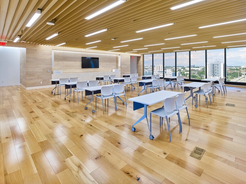 More Photos Of 161 NW 6th St, Miami Unknown For Lease