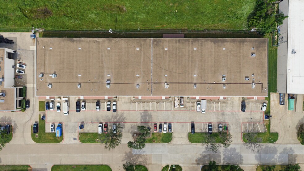 More Photos Of 2425 McIver Ln, Carrollton Warehouse For Lease