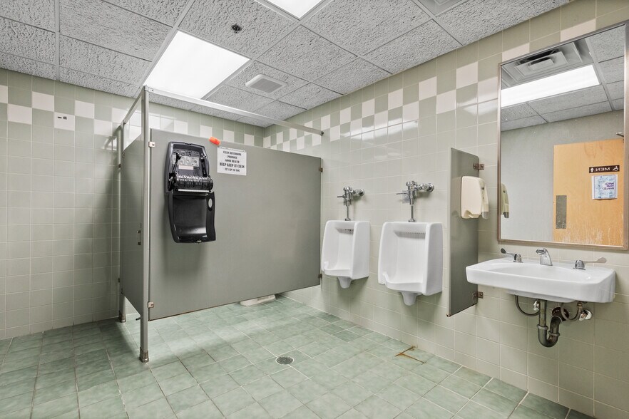 More Photos Of 32 Spruce St, Oakland Flex For Lease