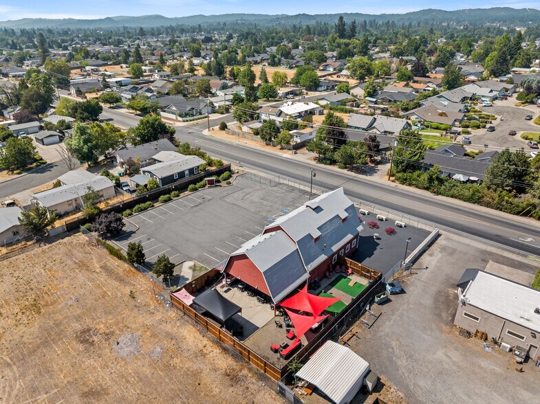 More Photos Of 2039 Redwood Ave, Grants Pass Restaurant For Sale