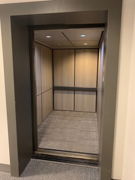 More Photos Of 515 E High St, Jefferson City Office For Sale