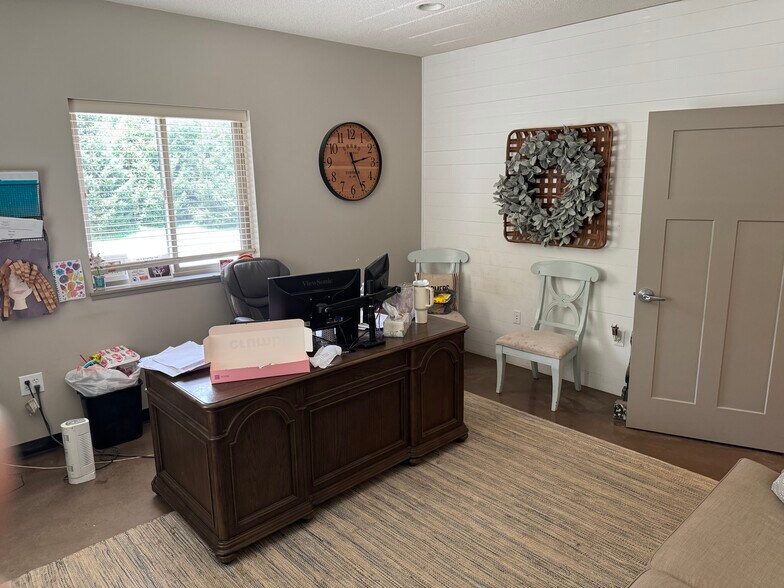 More Photos Of 996 Thornwood Dr, Heath Office For Sale