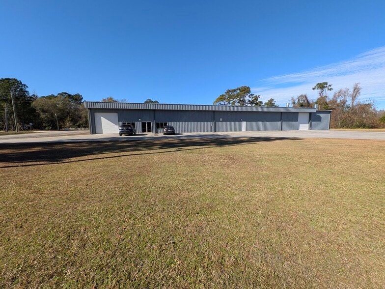 More Photos Of 3728 Byrnes Dr, Saint Stephen Showroom For Sale
