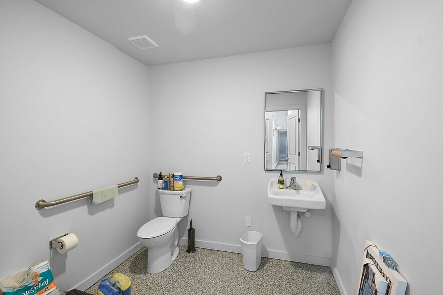 More Photos Of 861 NE Industrial Blvd, Jensen Beach Warehouse For Sale