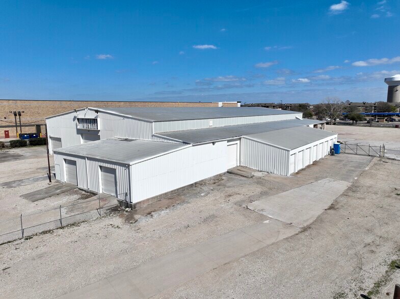 More Photos Of 6000 Split Trail Rd, Plano Warehouse For Lease