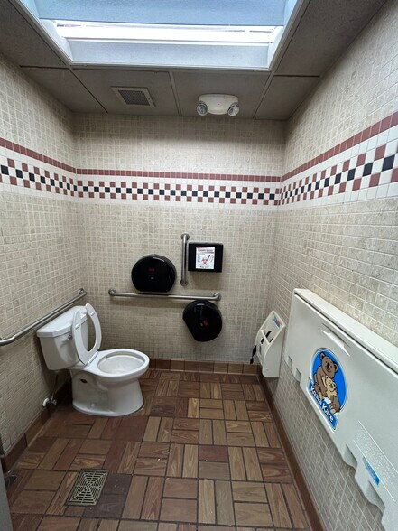 More Photos Of W188N10963 Maple Rd, Germantown Service Station For Sale