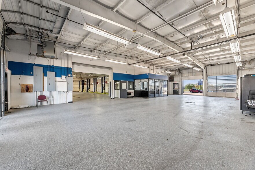 More Photos Of 940 N I-35 E, Lancaster Auto Dealership For Lease