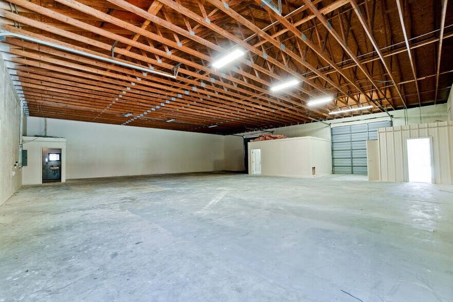 More Photos Of 722 17th St E, Palmetto Warehouse For Lease
