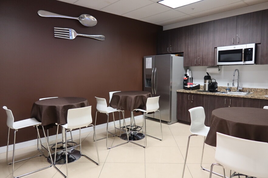 More Photos Of 15800-15880 Pines Blvd, Pembroke Pines Unknown For Lease