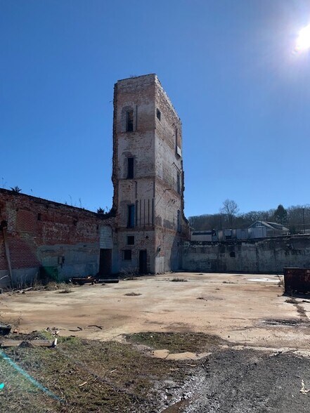 More Photos Of 203 Woodrow St, Pickens Industrial For Sale