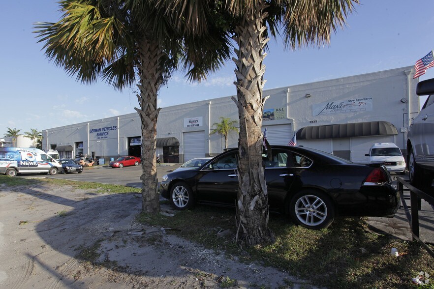 More Photos Of 3989-4011 Pembroke Rd, Hollywood Unknown For Lease