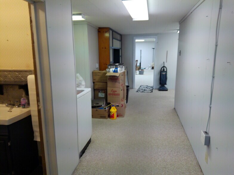 More Photos Of 106 S Anderson St, Elwood Storefront Retail Office For Lease