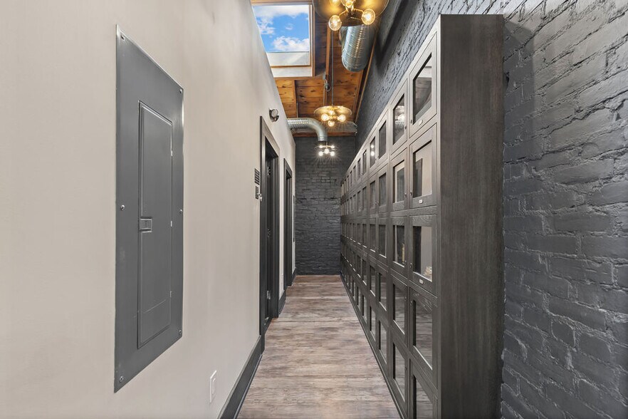 More Photos Of 17 E Brickel St, Columbus General Retail For Sale