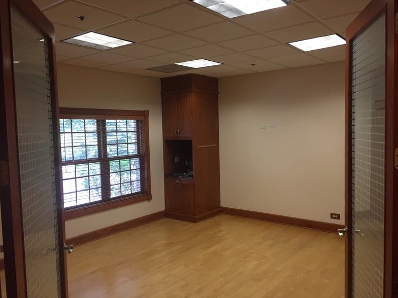 More Photos Of 1421-1431 McHenry Rd, Buffalo Grove Office For Sale