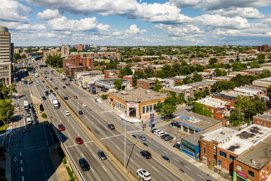 More Photos Of 300 Boul Crémazie E, Montréal Office For Sale