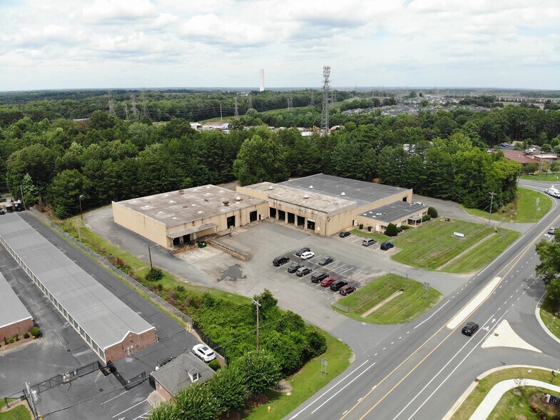 More Photos Of 11601 Hambright Rd, Huntersville Manufacturing For Lease