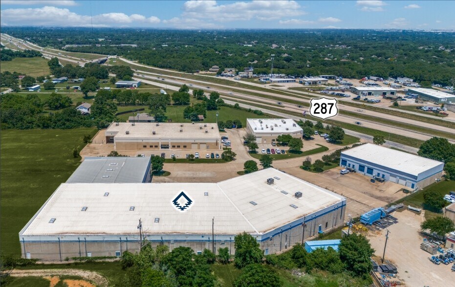 More Photos Of 4030 Express St, Arlington Distribution For Lease