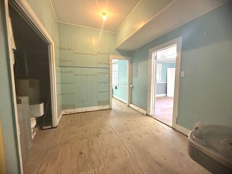 More Photos Of 2212 Lincoln St, Savannah Flex For Lease