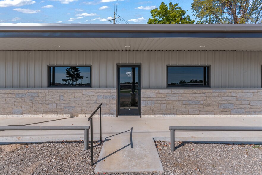 More Photos Of 15996 Highway 80, Edgewood Flex For Sale