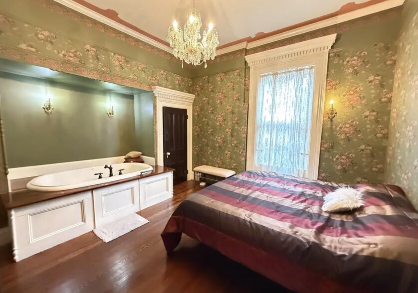 More Photos Of 1004 Park Ave, Galena Specialty For Sale
