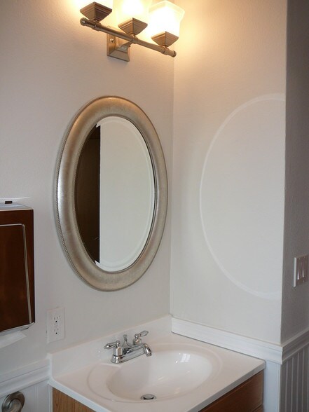 More Photos Of 161 SE Barrington Dr, Oak Harbor Office For Lease