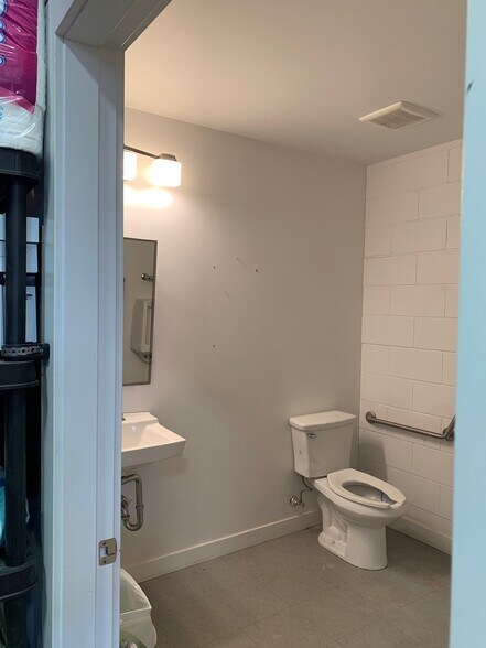 More Photos Of 974 Boulder Blvd, Stony Plain Warehouse For Lease