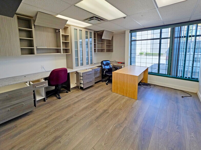 More Photos Of 1530 Kingsway Ave, Port Coquitlam Warehouse For Lease