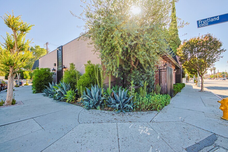 More Photos Of 10800 Ventura Blvd, Studio City Loft Creative Space For Lease