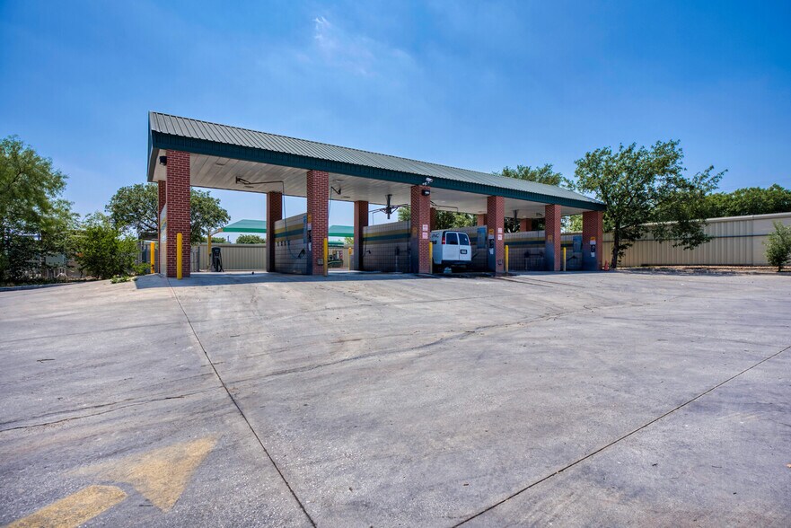 More Photos Of 9576 Potranco Rd, San Antonio General Retail For Sale