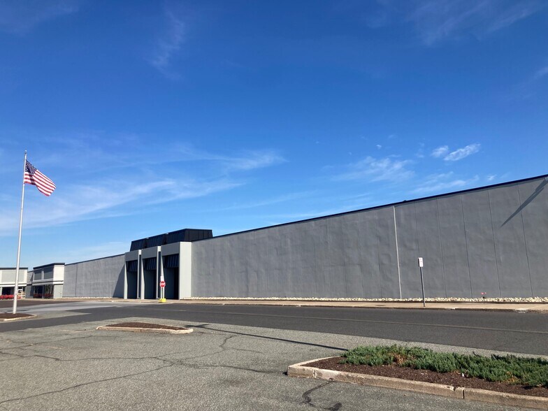 More Photos Of 701-755 S West End Blvd, Quakertown Unknown For Lease