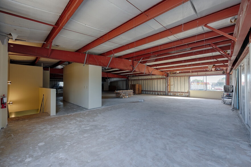 More Photos Of 1112 N Frazier St, Conroe Freestanding For Sale