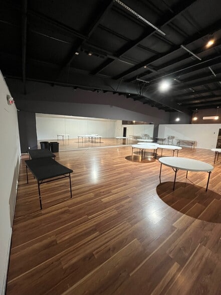 More Photos Of 2505-2521 Whitehall Ave, Anderson Flex For Lease