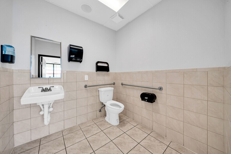 More Photos Of 4045 E Union Hills Dr, Phoenix Medical For Sale