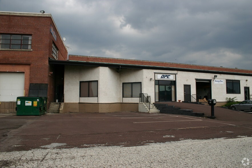 More Photos Of 122 Mill Rd, Oaks Warehouse For Lease