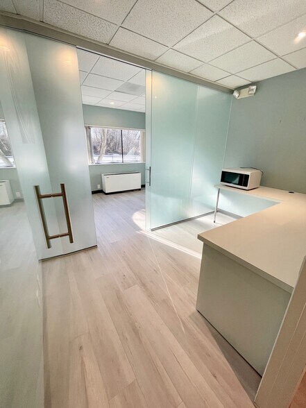More Photos Of 67 Holly Hill Ln, Greenwich Office For Sale