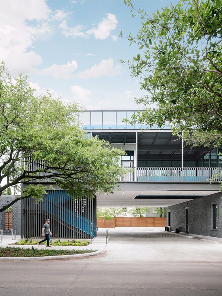 More Photos Of 2132 Bissonnet St, Houston Office For Lease