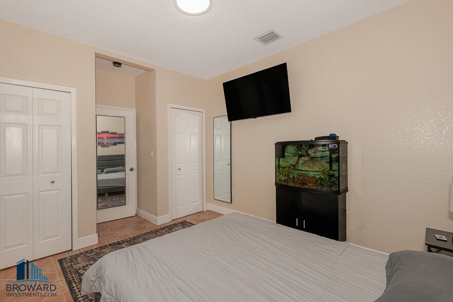 More Photos Of 330 SW 20th St, Fort Lauderdale Multifamily For Sale