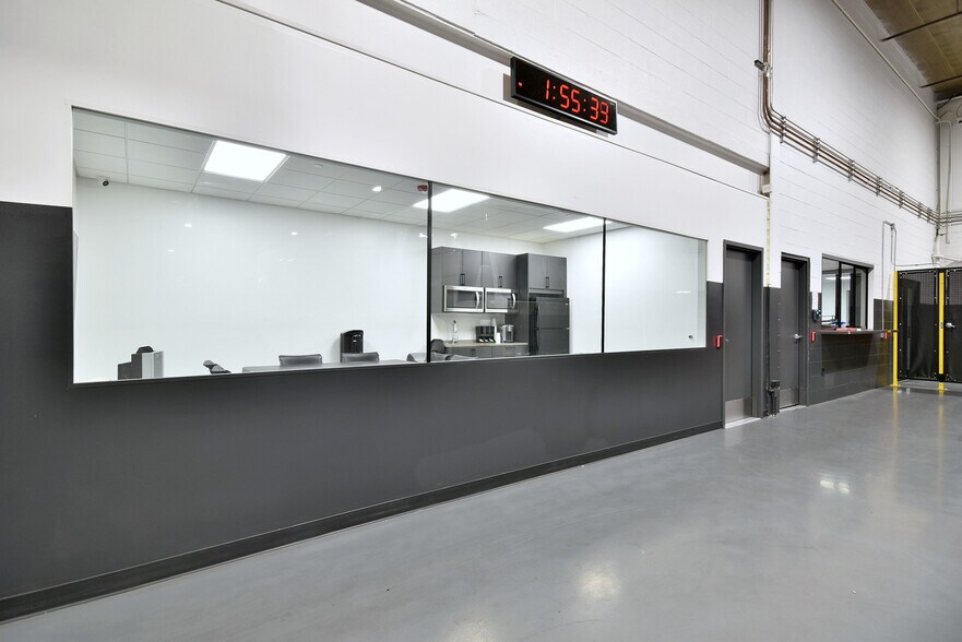 More Photos Of 6363 W 73rd St, Bedford Park Manufacturing For Lease