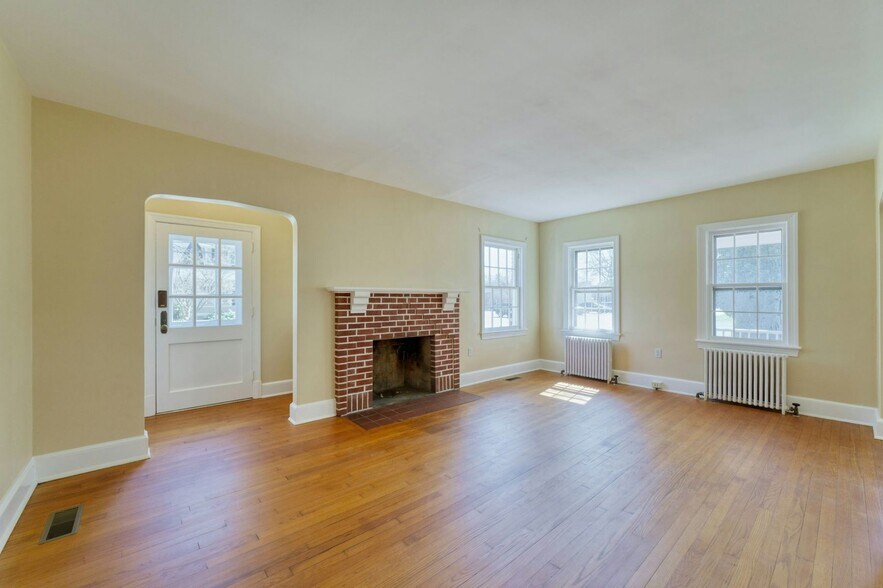 More Photos Of 121 N Hatcher Ave, Purcellville Office For Sale